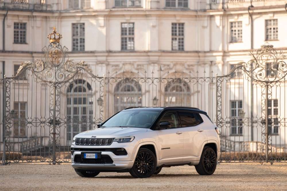Jeep® Avenger expands the range: e-Hybrid is now available in